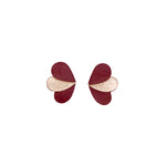 Charger l’image dans la galerie Boucles puces en cuir pailleté doré et marron, forme de papillon stylisée.
