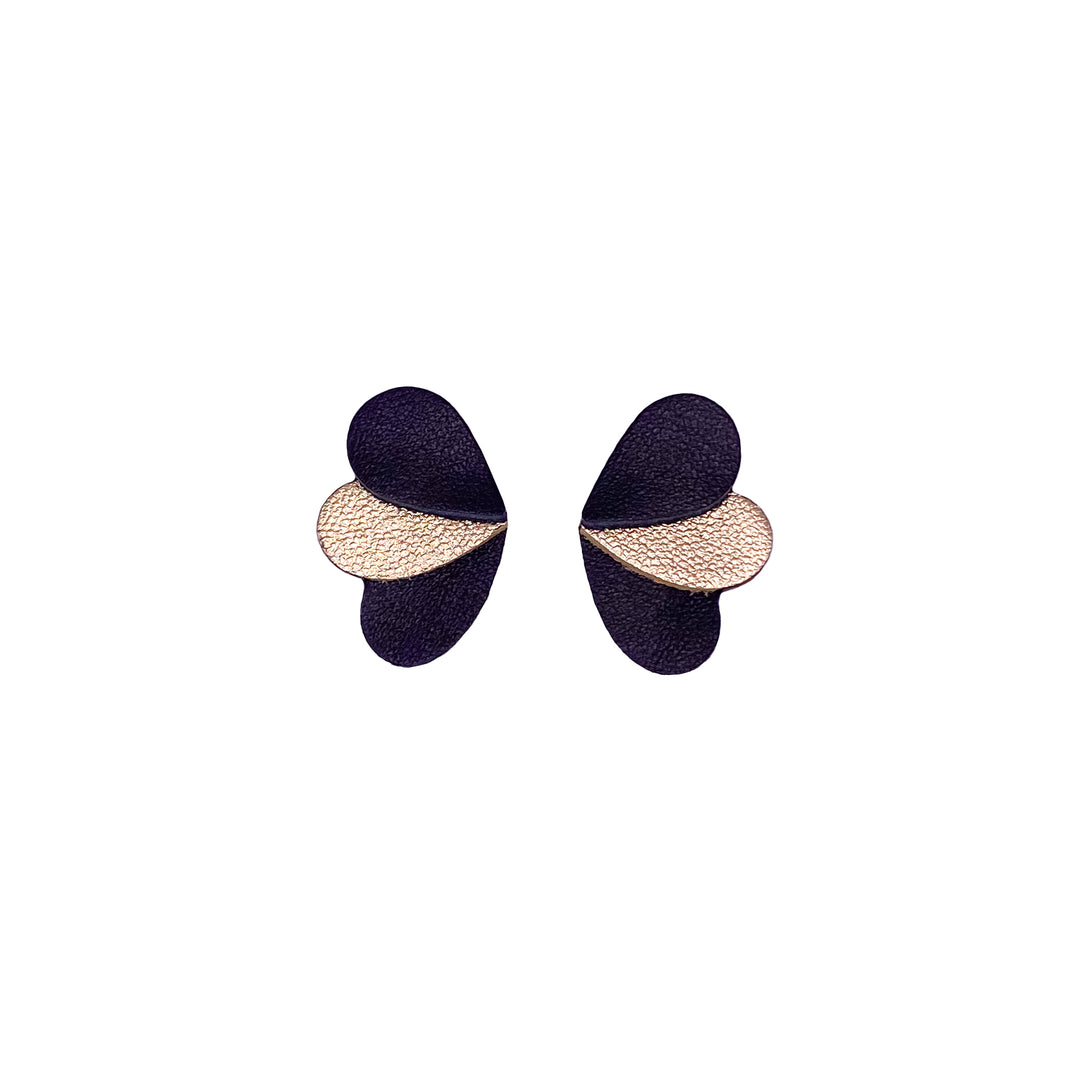 Boucles puces en cuir pailleté doré et noir, forme de papillon stylisée.