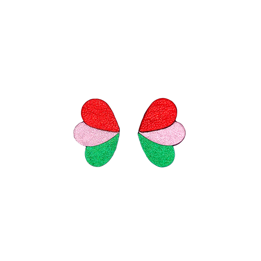 Boucles puces en cuir pailleté rouge, rose et verte, forme de papillon stylisée.