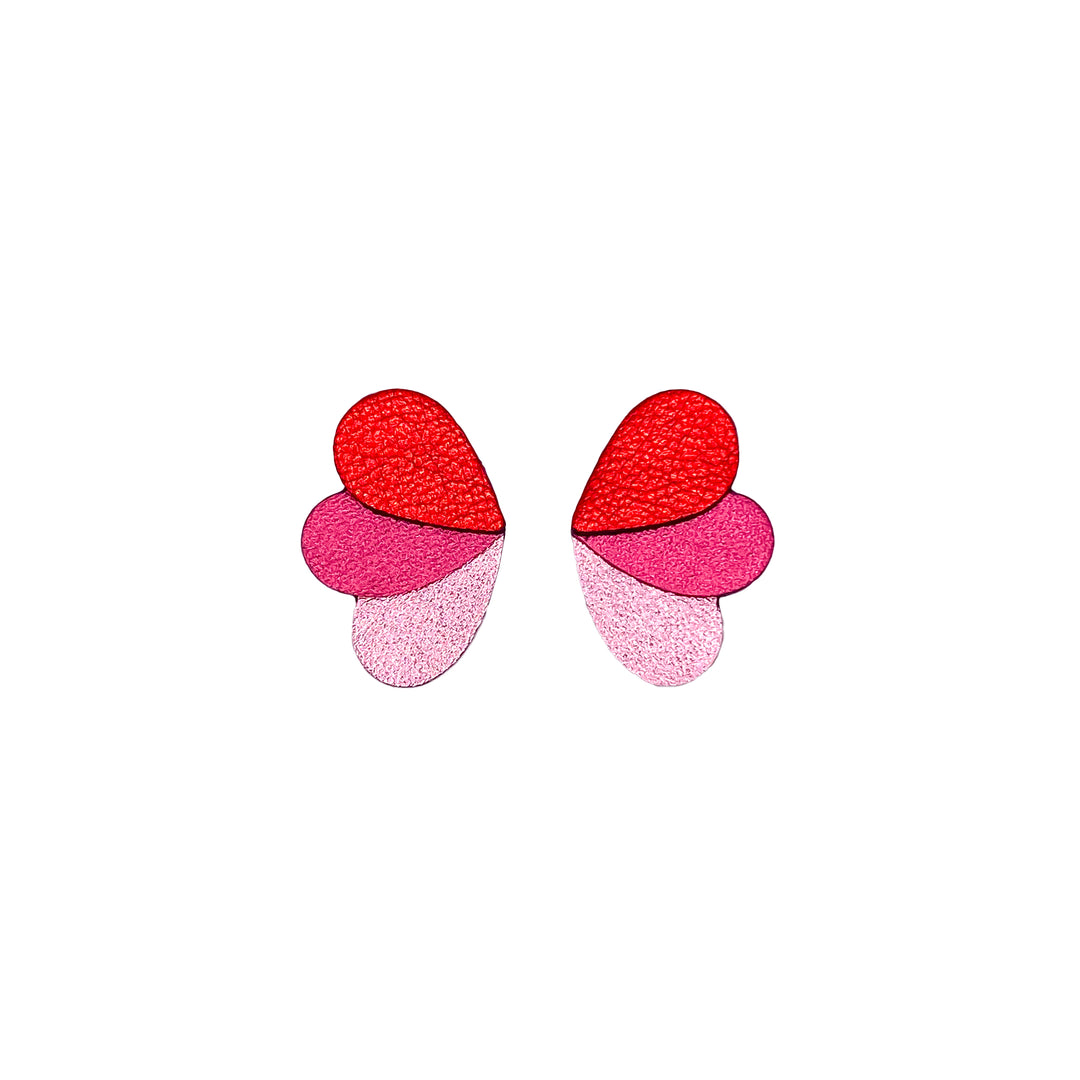Boucles puces en cuir pailleté rose, bordeaux et rouge métallisé, forme de papillon stylisée.