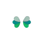 Charger l’image dans la galerie Boucles puces en cuir pailleté vert, turquoise et bleu, forme de papillon stylisée.
