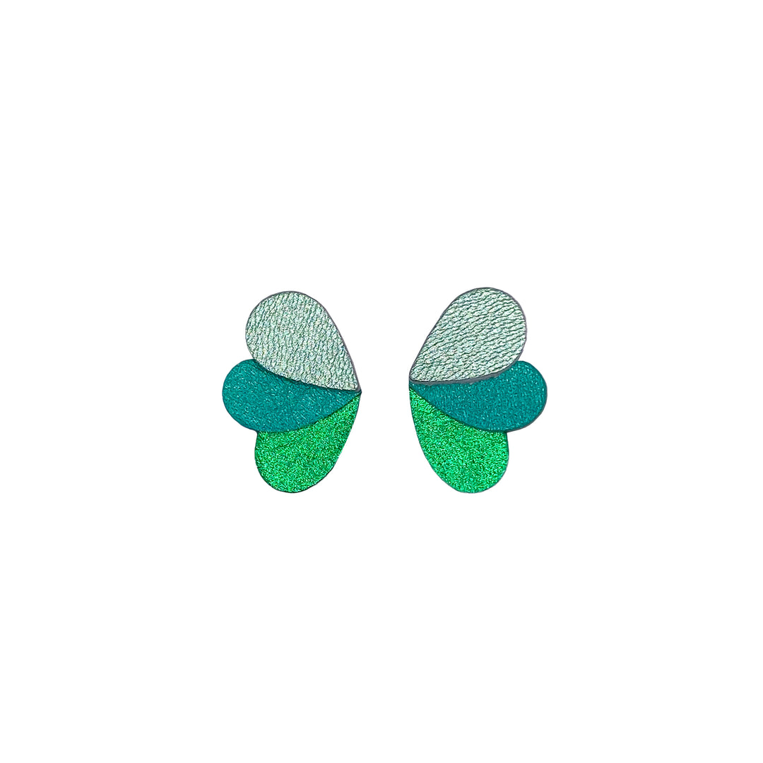 Boucles puces en cuir pailleté vert, turquoise et bleu, forme de papillon stylisée.
