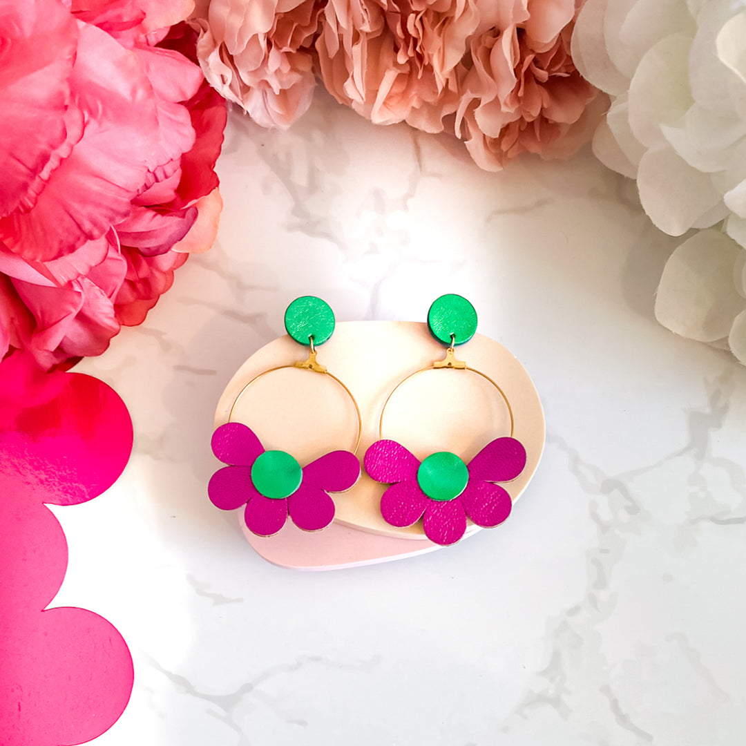 Boucles d’oreilles en cuir fait main en forme marguerite fleurs, rose, vert, joli, artisanat français.