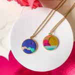 Charger l’image dans la galerie Collier rond en cuir marqueterie fait main par Manali, bijou artisanal coloré
Pendentif cuir recyclé technique marqueterie - fabrication française. soleil
