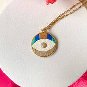 Collier rond en cuir marqueterie fait main par Manali, bijou artisanal coloré
Pendentif cuir recyclé technique marqueterie - fabrication française. Oeil