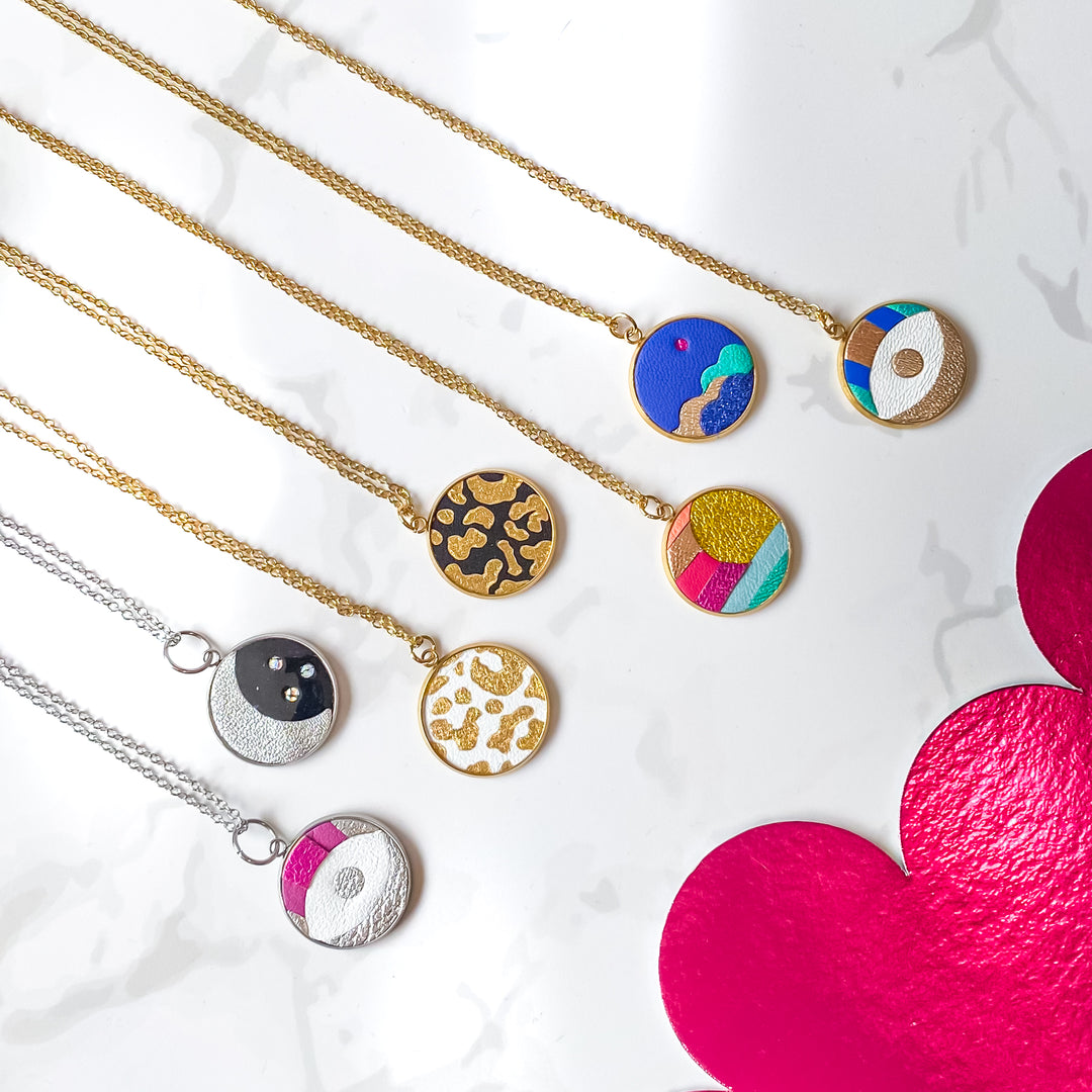 Collier rond en cuir marqueterie fait main par Manali, bijou artisanal coloré
Pendentif cuir recyclé technique marqueterie - fabrication française