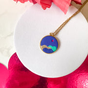 Collier rond en cuir marqueterie fait main par Manali, bijou artisanal coloré
Pendentif cuir recyclé technique marqueterie - fabrication française