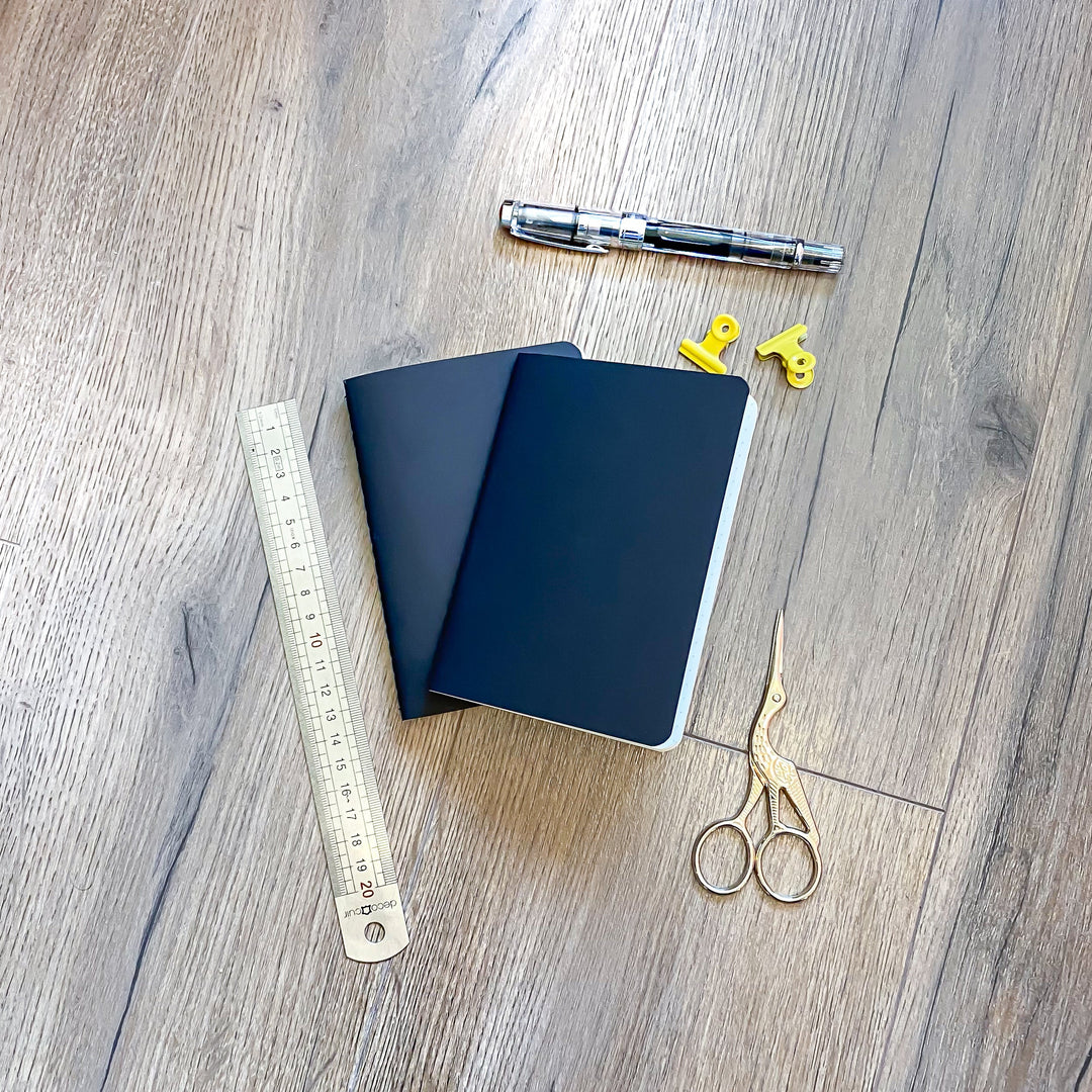 Carnet en cuir rechargeable • noir motif fleur doré