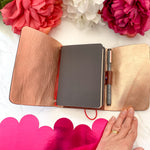 Charger l’image dans la galerie Carnet en cuir rechargeable • marron fleuri