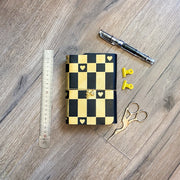 Carnet en cuir rechargeable • noir motif coeur doré