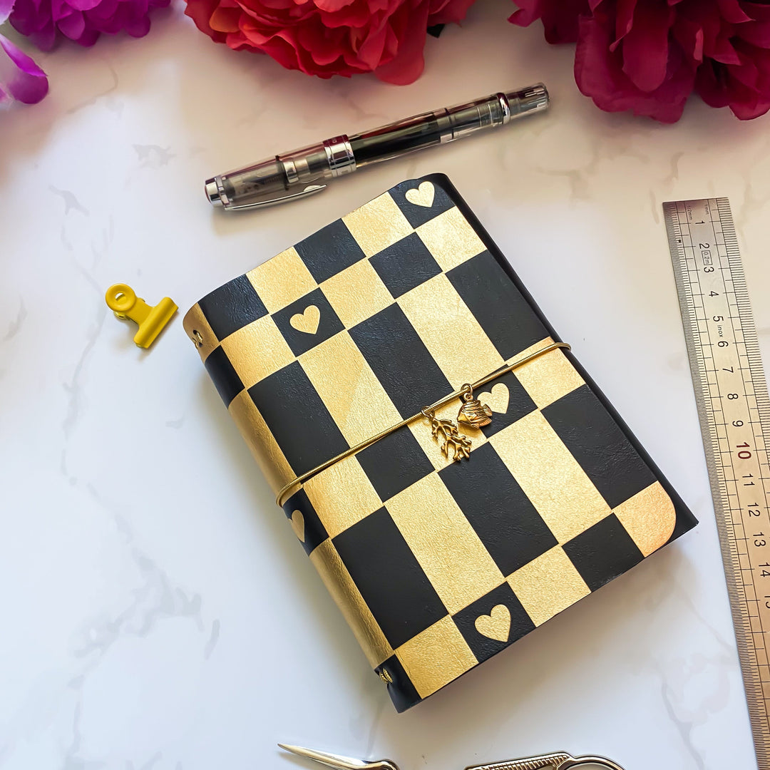 Carnet en cuir rechargeable • noir motif coeur doré