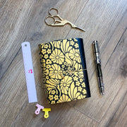 Carnet en cuir rechargeable • noir motif fleur doré