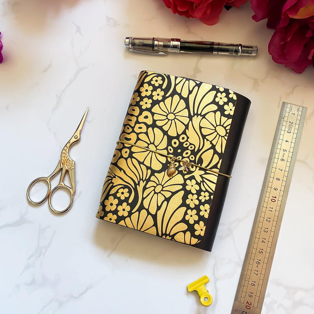 Carnet en cuir rechargeable • noir motif fleur doré