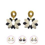 Boucles d’oreilles Big Flower Manali en cuir pailleté, faites main en France. Design floral audacieux, pétales dorées et clou martelé doré à l’or fin pour un style lumineux et féminin. ✨