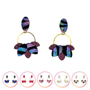 Boucles d’oreilles Flower Ronde Manali faites main en France, mêlant cuir pailleté rouge et nude rosé à un clou doré texturé. Une paire lumineuse, féminine et pleine de caractère. ✨