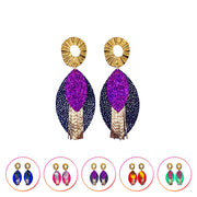 Boucles d’oreilles plume en cuir faites main, mêlant cuir brillant et pailleté pour un éclat moderne. Légères et lumineuses, elles captent la lumière à chaque mouvement. ✨