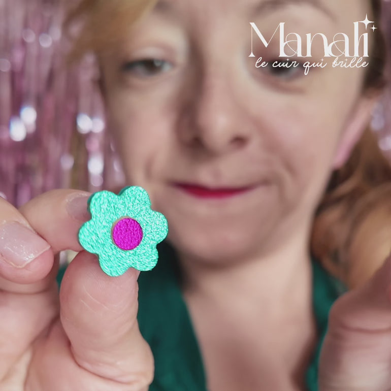 Puces d’oreilles marguerites en cuir faites main, rose pailleté et cœur rouge vibrant. Légères, fun et féminines, parfaites pour illuminer vos tenues au quotidien. 🌸✨