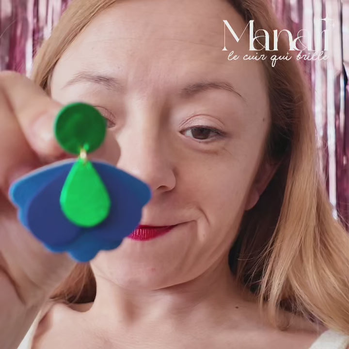 Boucles d’oreilles en cuir fait main en  forme de papillon stylisée, bleu, vert, klein, artisanat français.
