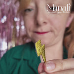 Charger et lire la vidéo dans la galerie, Boucles d’oreilles éclair en cuir véritable, finition vert émeraude métallisé. Légères, faites main et pleines de caractère pour un look audacieux et lumineux. ✨