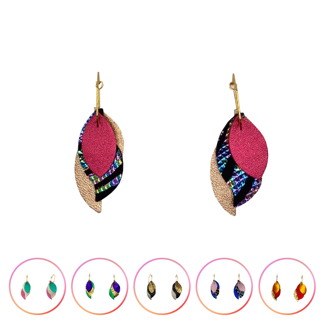 Boucles d’oreilles plume en cuir faites main, mêlant cuir brillant et pailleté pour un éclat moderne. Légères et lumineuses, elles captent la lumière à chaque mouvement. ✨ ambre, noir zèbre et bordeaux