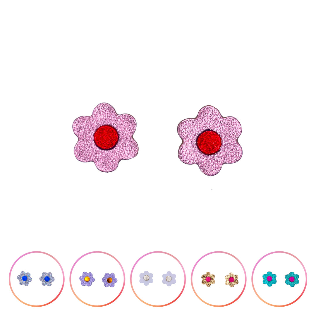 Puces d’oreilles marguerites en cuir faites main, rose pailleté et cœur rouge vibrant. Légères, fun et féminines, parfaites pour illuminer vos tenues au quotidien. 🌸✨